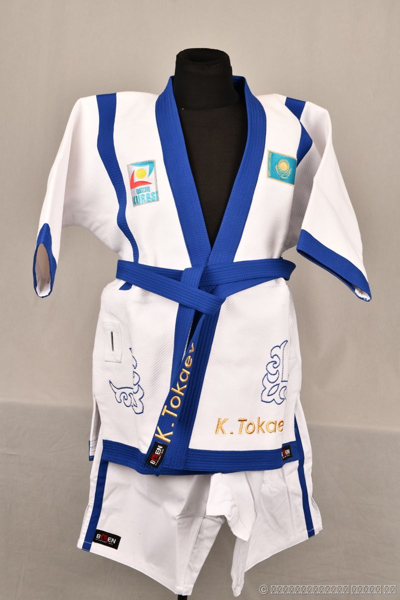 Костюм